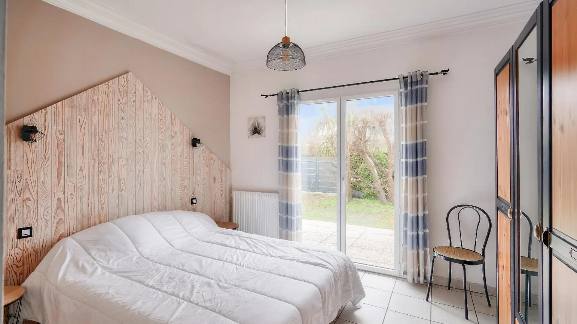 Holiday home Maison 5 Chambres Avec Acces Direct A La Plage Loctudy